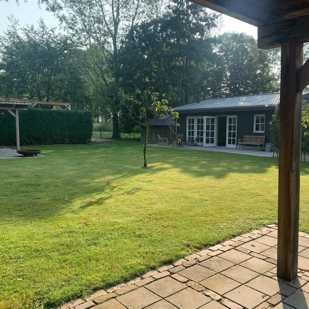 Grote privétuin bij de vergaderlocatie voor rust, ruimte en ontspanning tijdens een trainingsdag.