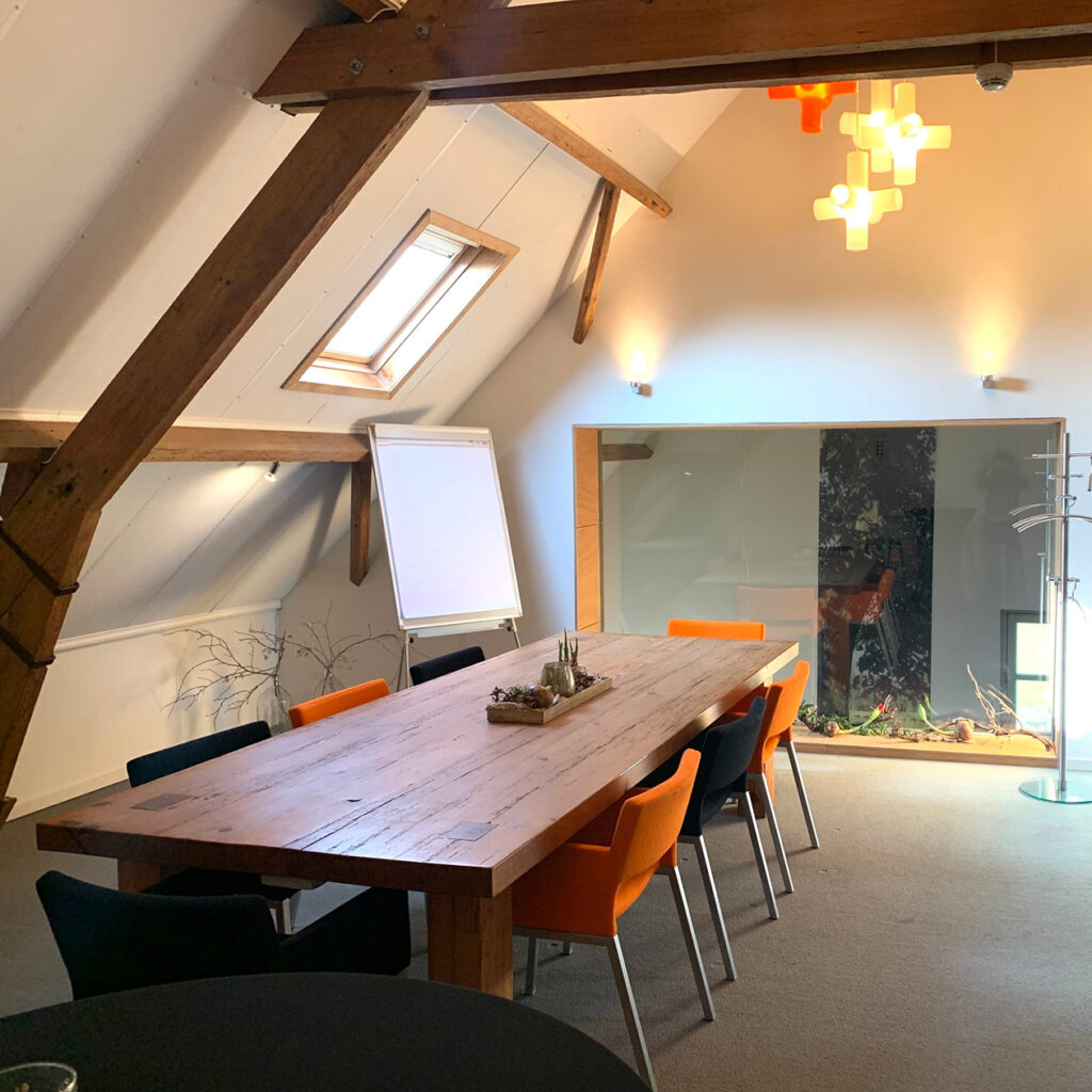 Aparte break-out kamer op de eerste verdieping voor sessies in kleine groepen.