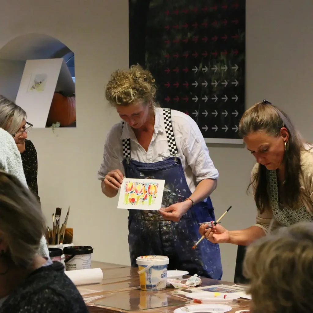 Zakelijke gasten aan de slag met een creatieve workshop intuïtief tekenen en schilderen.