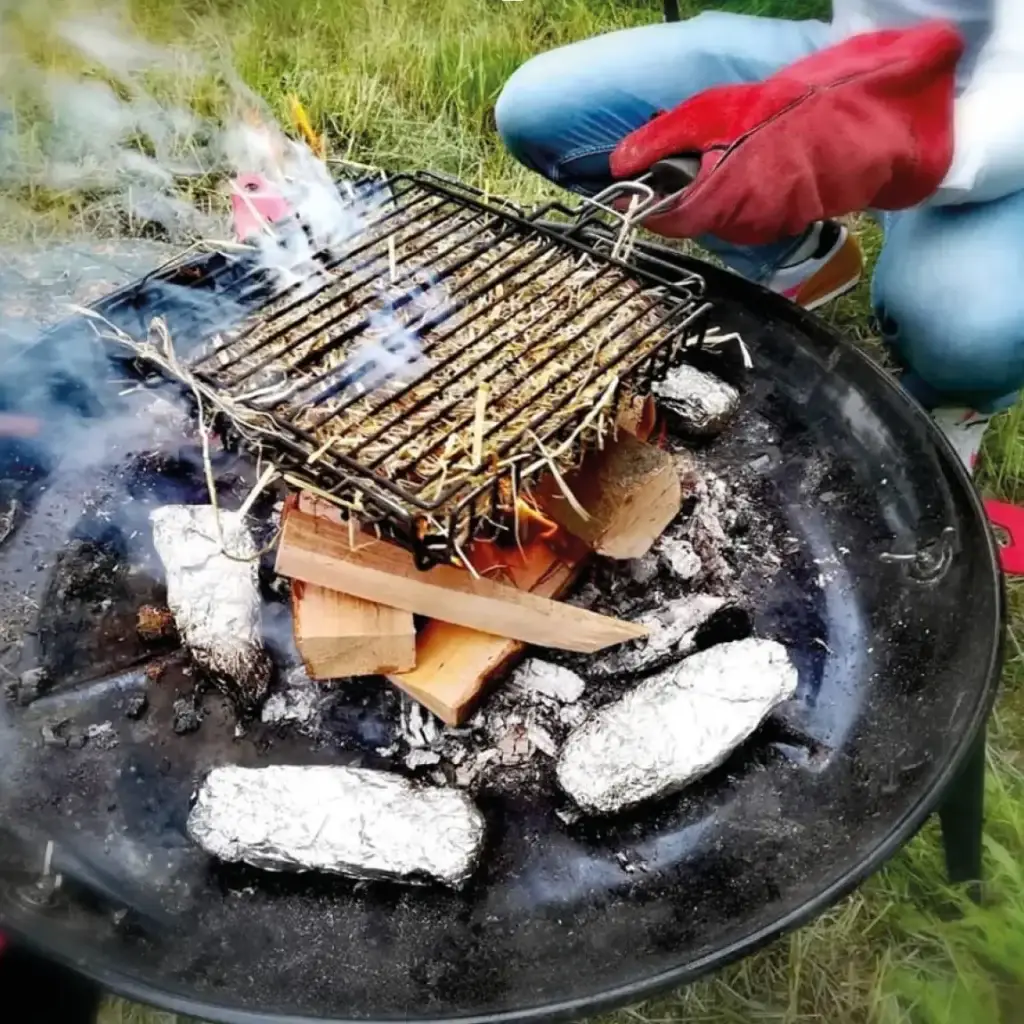 Gebruik van een rookoven en grill tijdens een workshop buiten koken bij de boerderij.