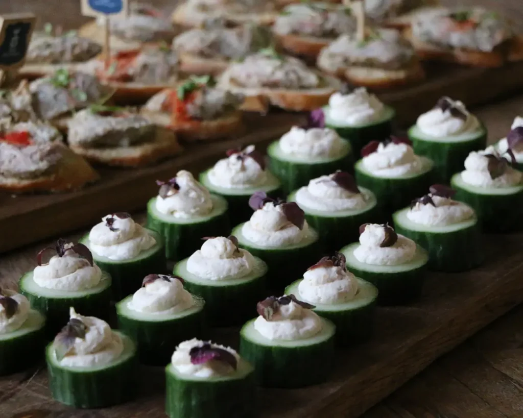 Vers gezette koffie met huisgemaakte zoete lekkernijen tijdens een vergaderpauze.