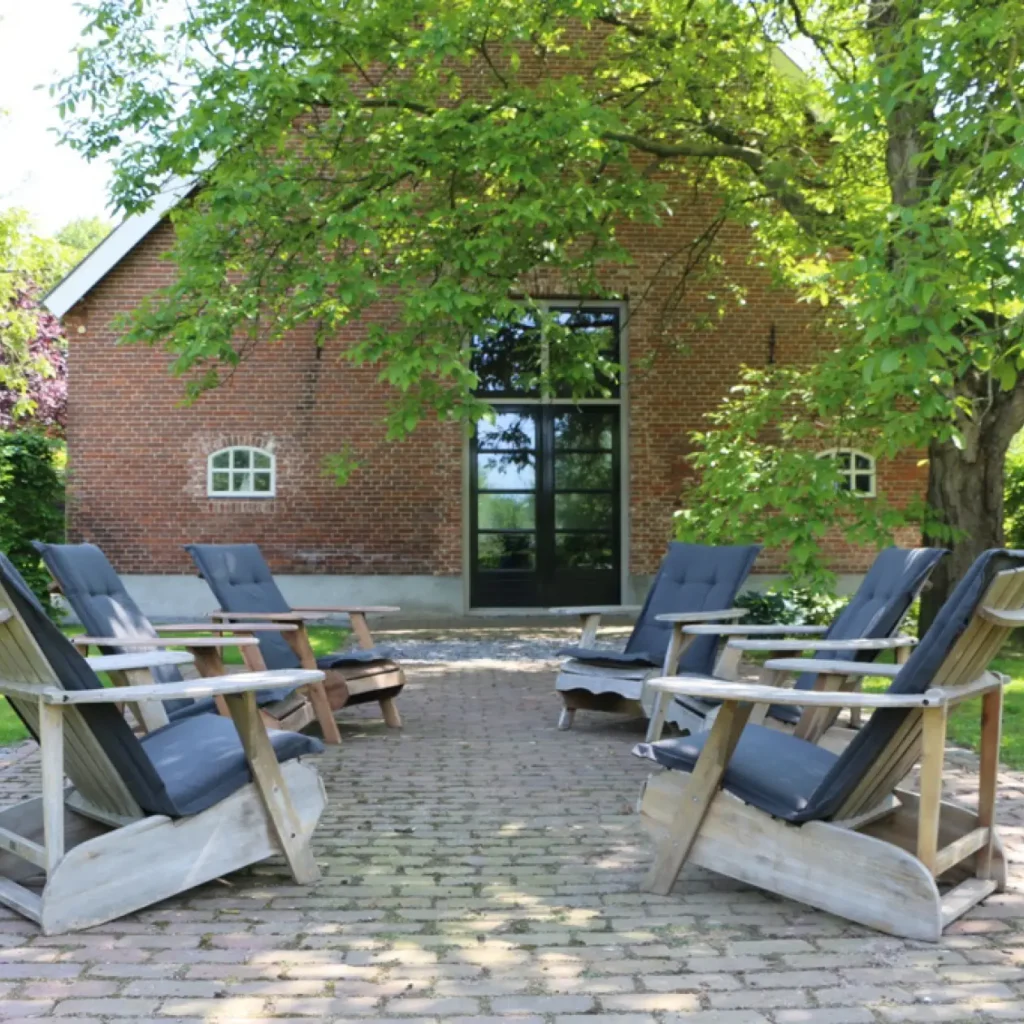 Rustgevende buitenplek met comfortabele zitjes voor creatieve brainstormsessies in de natuur.