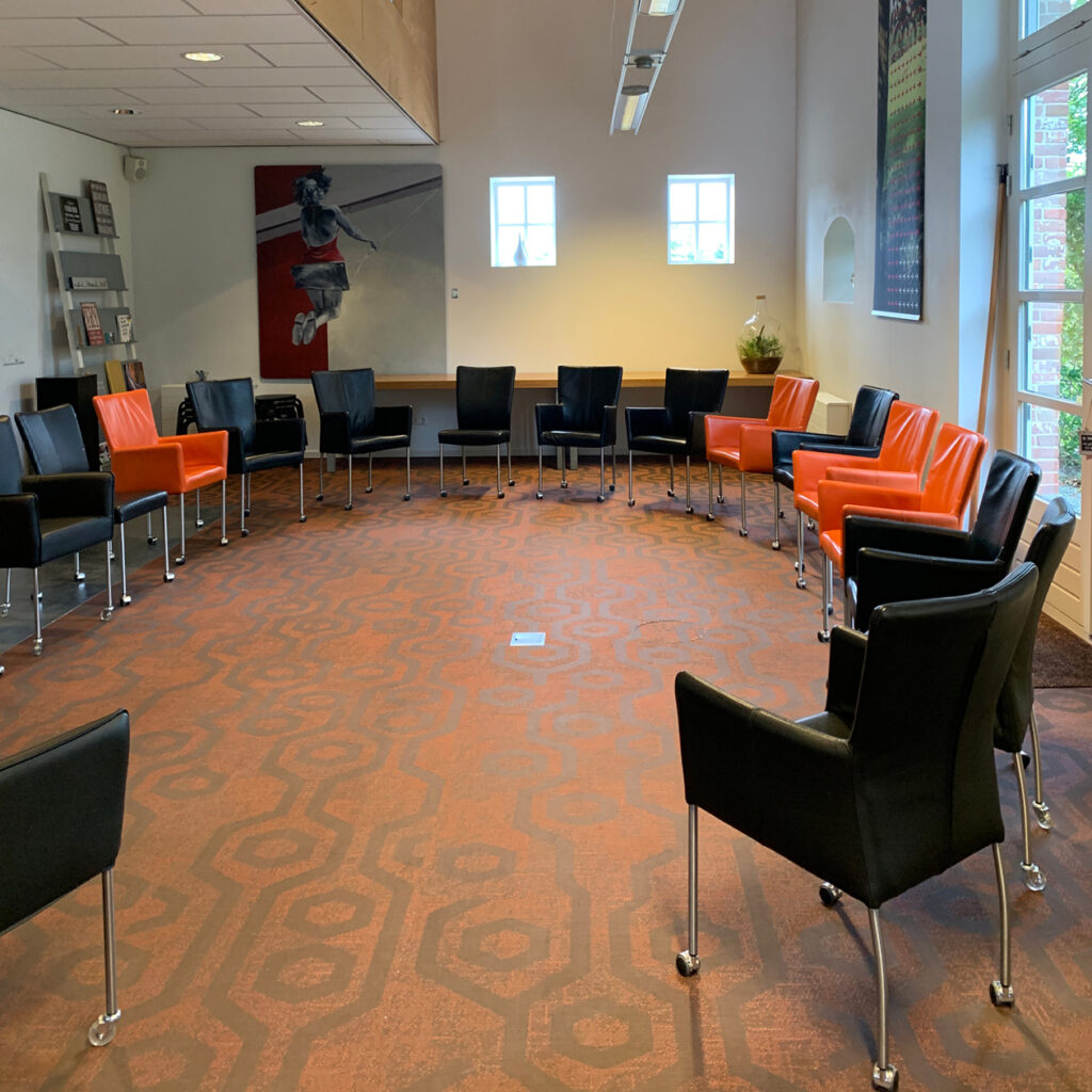 Een kringgesprek is een van de opstellingen van De Vergaderij.