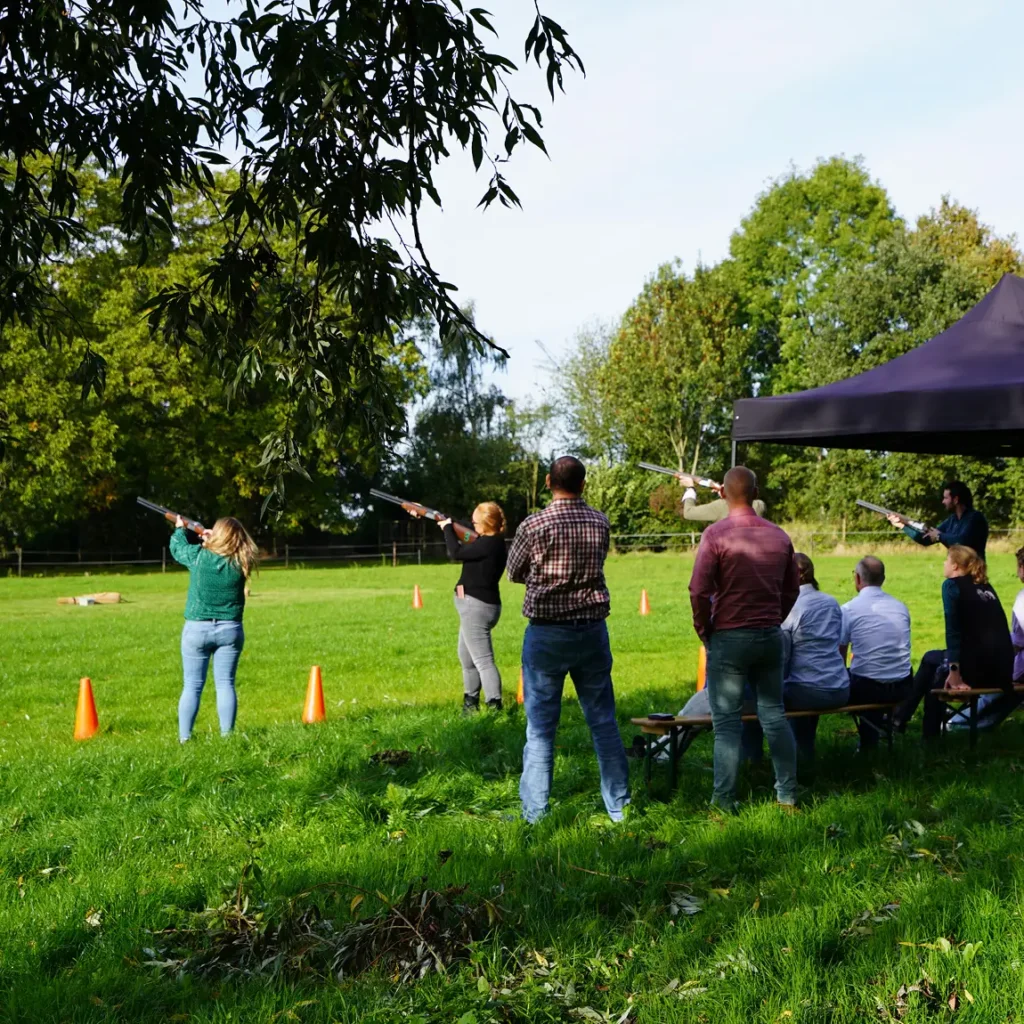Actieve break met laser kleiduif schieten in de buitenruimte van De Vergaderij.