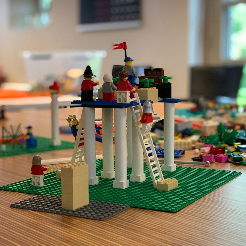 Creatieve sessie met Lego om processen of ideeën visueel te maken tijdens een training.