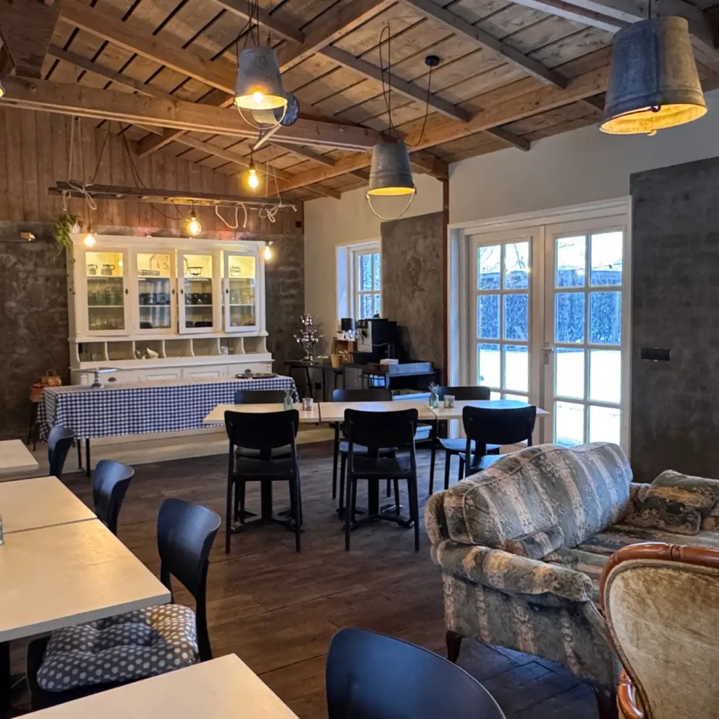 Het lichte en sfeervolle Tuinhuis van De Vergaderij voor kleinschalige besprekingen.