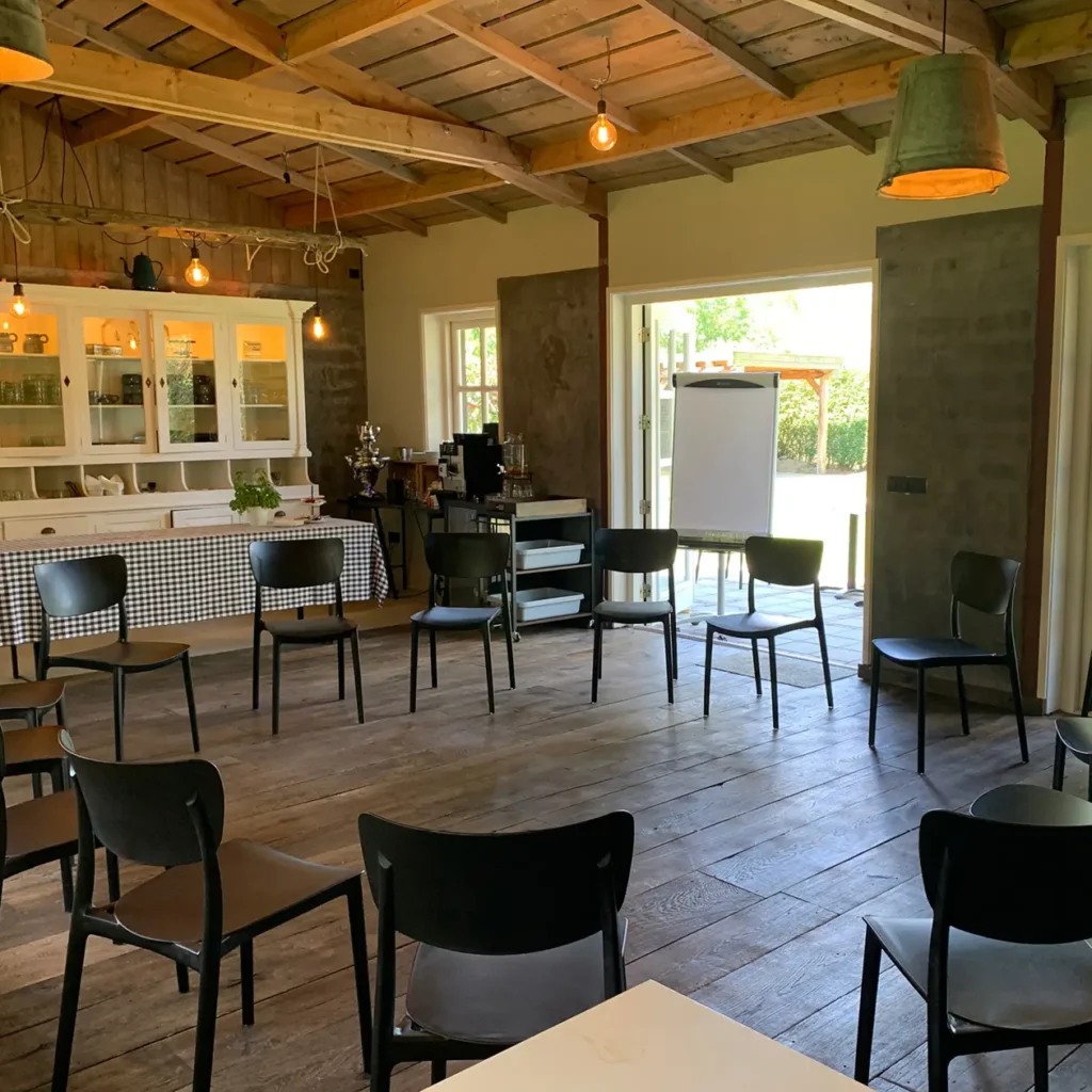 Interieur van het Tuinhuis ingericht voor een gezamenlijke lunch of borrel in het groen.