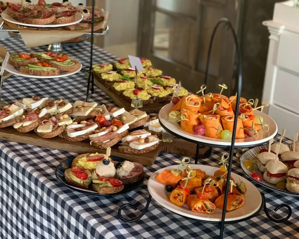 Luxe zakelijke lunch met diverse belegde broodjes, verse salades en soepen bij De Vergaderij.
