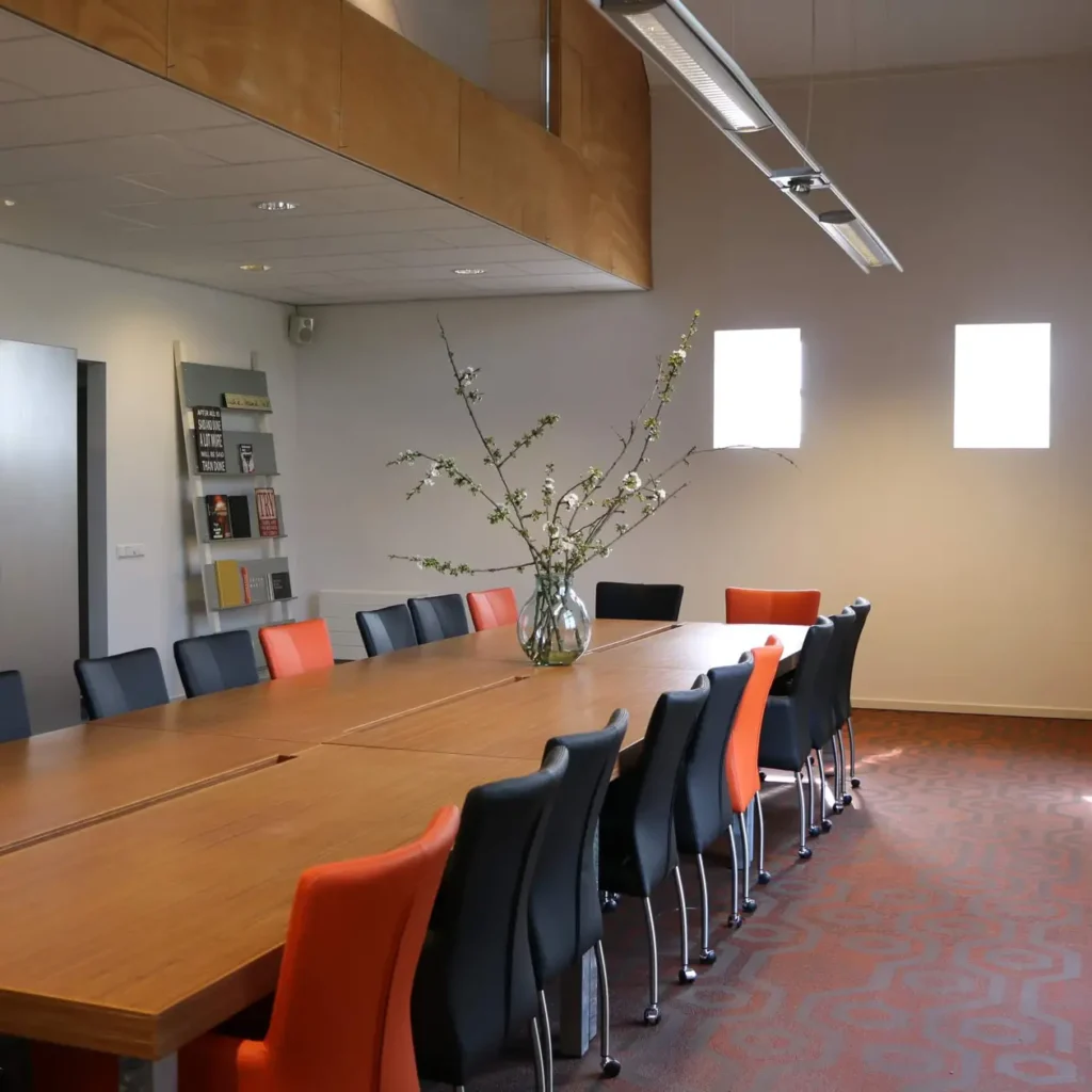 Ruime en lichte vergaderzaal in een gerenoveerde boerderij met een hoog plafond van 10 meter.