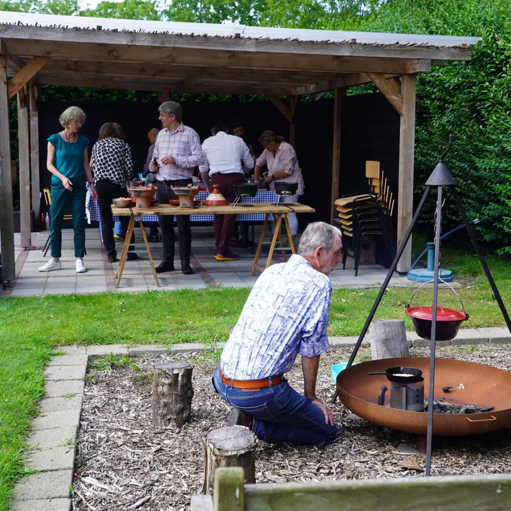 Samen koken op open vuur en hete kolen als culinaire teambuilding activiteit.