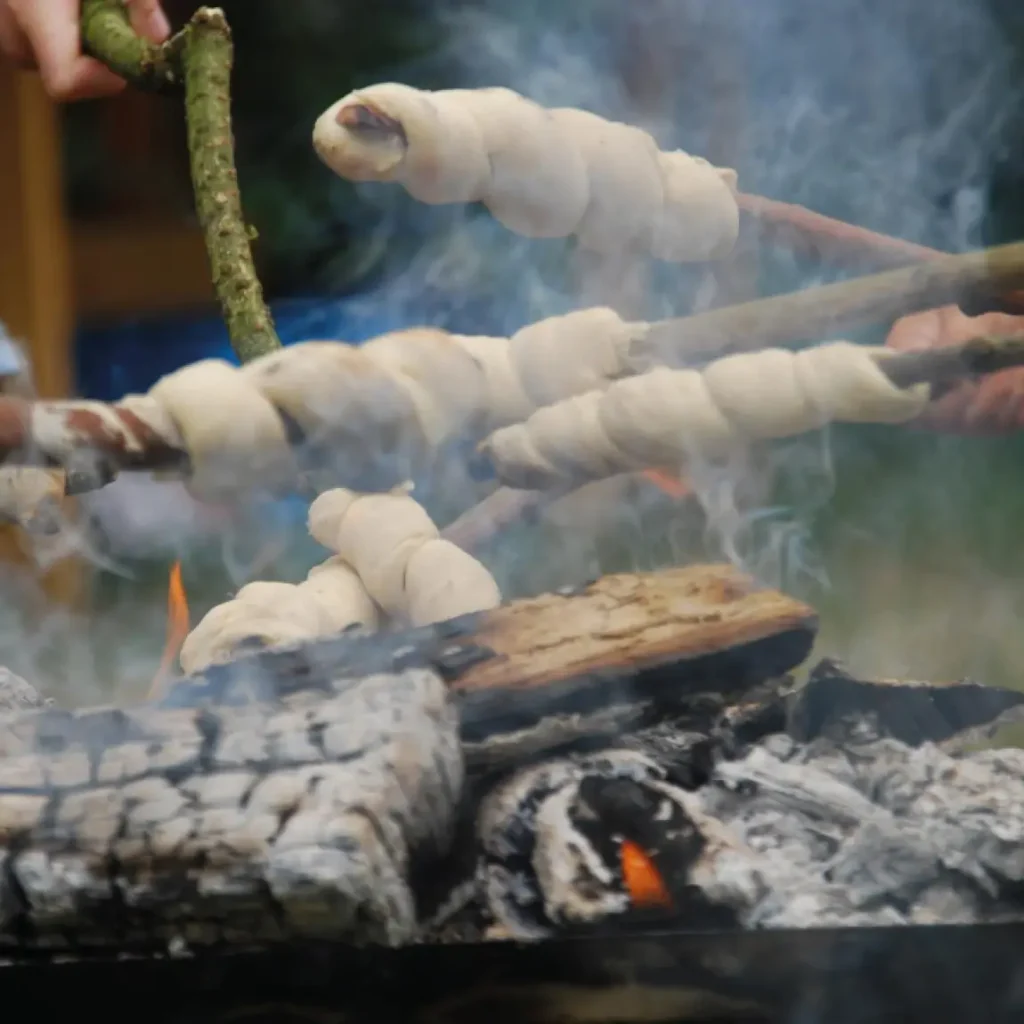 Samen brood bakken op open vuur en hete kolen als culinaire teambuilding activiteit.