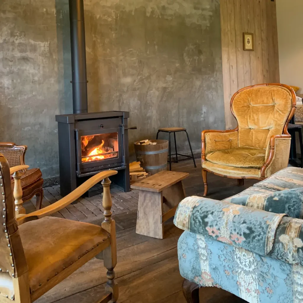 Altijd lekker op temperatuur bij de houtkachel van het Tuinhuis van De Vergaderij.