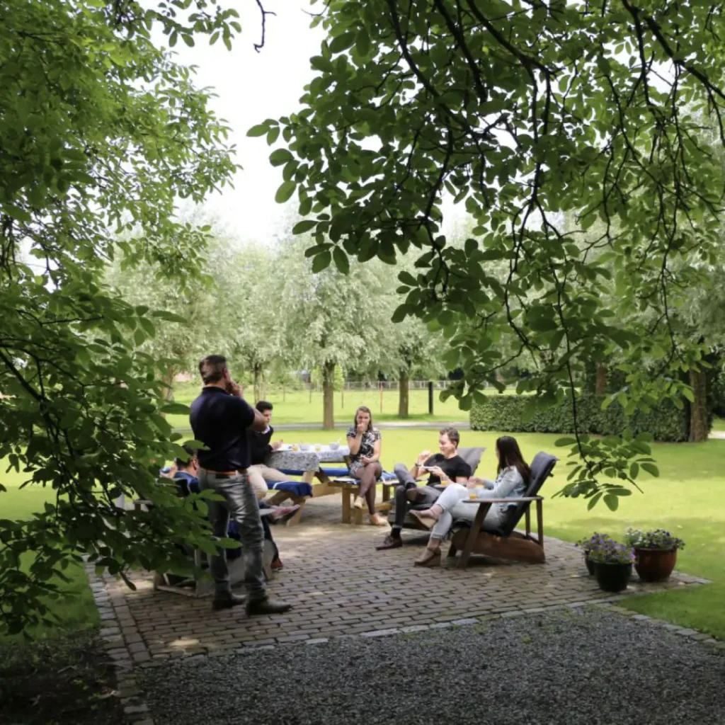 Buitenterras en tuin van De Vergaderij voor vergaderingen en zakelijke catering in de buitenlucht.