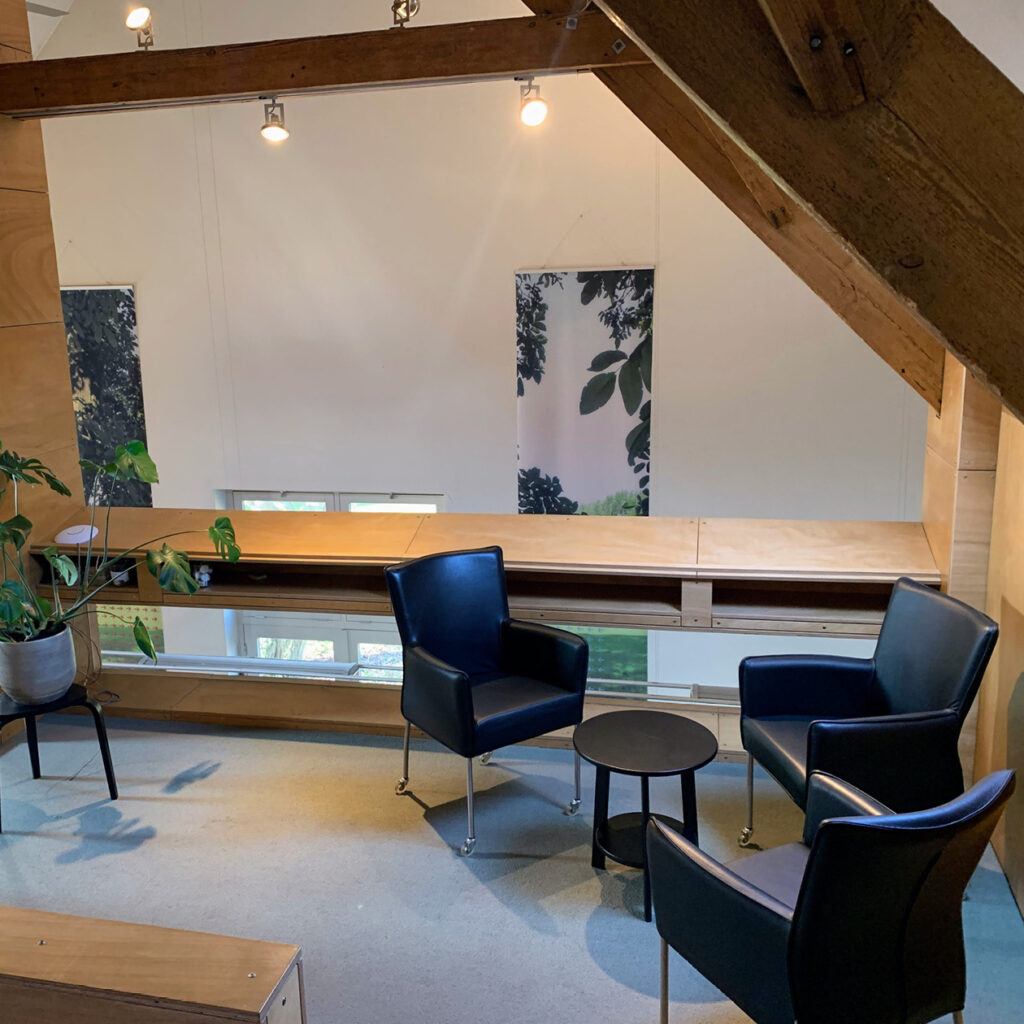 Sfeervolle zithoek op de vide van de boerderij, ideaal voor informele overlegmomenten.