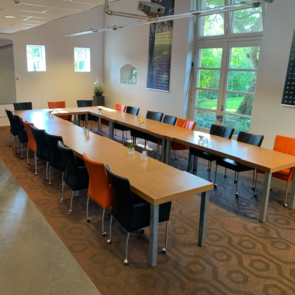 Flexibele zaalopstelling voor trainingen en vergaderingen in De Vergaderij.