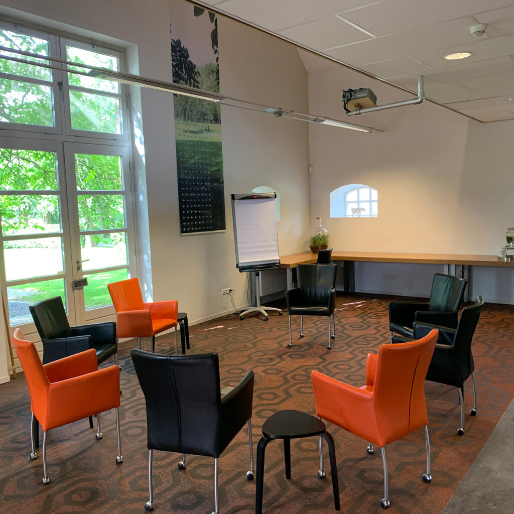 Flexibele zaalopstelling voor trainingen en coaching in de boerderij van De Vergaderij.